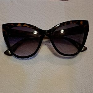 Brown Cat-Eye Sunglasses with Gradient Lenses